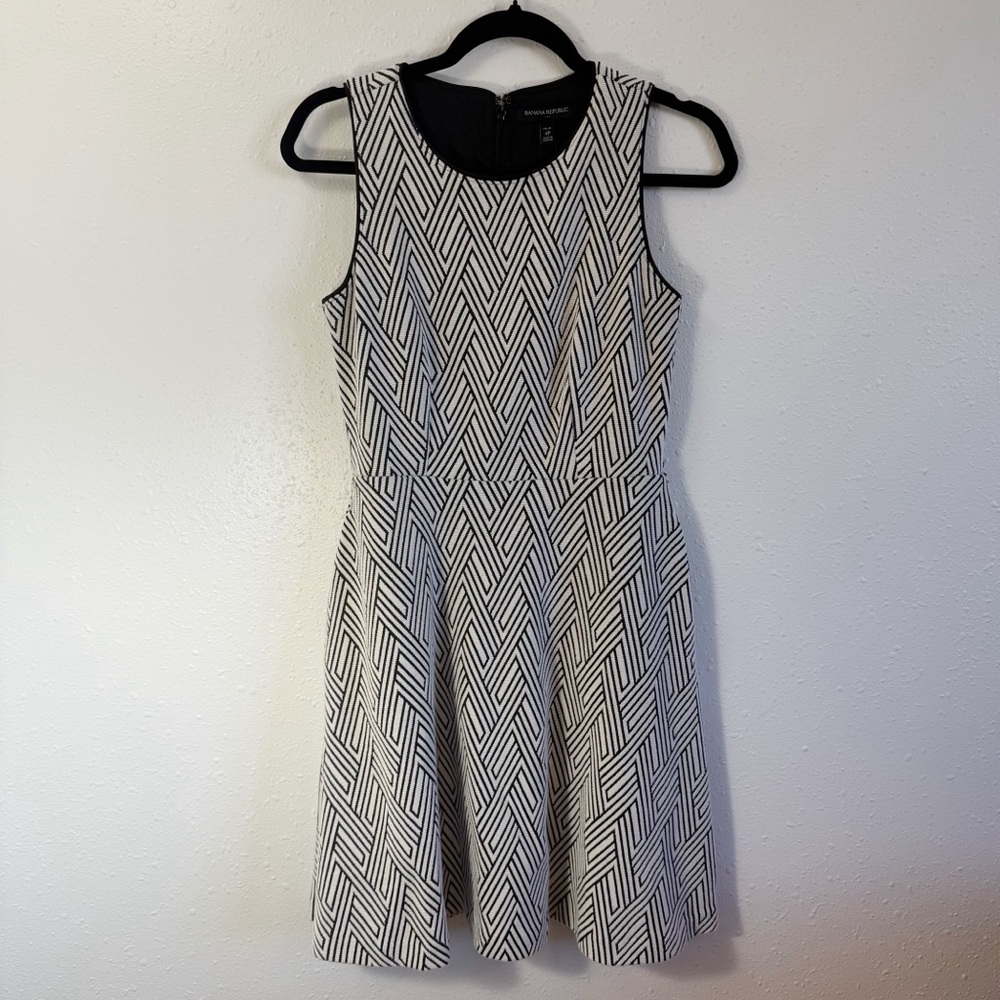 Banana Republic Gray A-Line Mini Dress with‎ Sleeveless Design and Crew Neck
